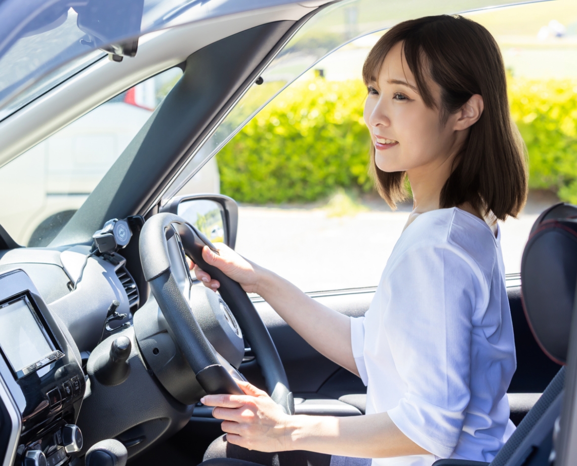 レンタカーを運転する男性